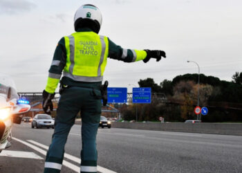 Seis heridos al volcar un coche en la autopista AP-7 en Fuengirola