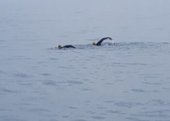 El nadador Carlos Vinuesa supera el reto a nado