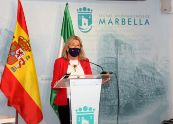 Muñoz pide prudencia a los jóvenes y solicita que las estadísticas cuenten la población flotante de Marbella