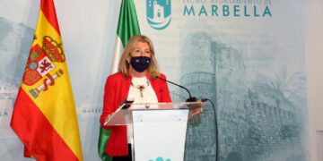 Muñoz pide prudencia a los jóvenes y solicita que las estadísticas cuenten la población flotante de Marbella