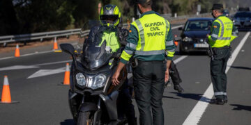 Muere un motorista al sufrir un accidente con un camión en la AP-7 en Fuengirola