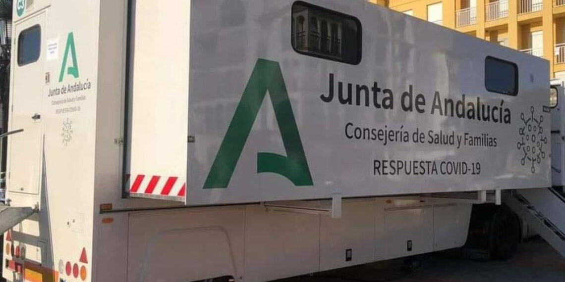 Acuden 61 personas a la vacunación sin cita en Sabinillas a pesar de tener dosis para 300