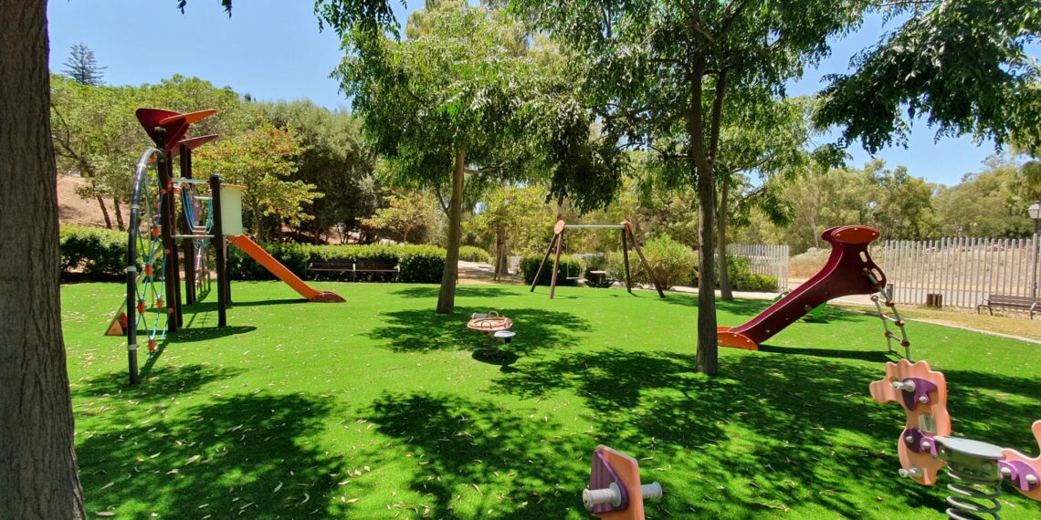 Nuevo césped para el parque infantil de Jardines del Rosario