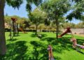 Nuevo césped para el parque infantil de Jardines del Rosario