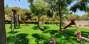 Nuevo césped para el parque infantil de Jardines del Rosario