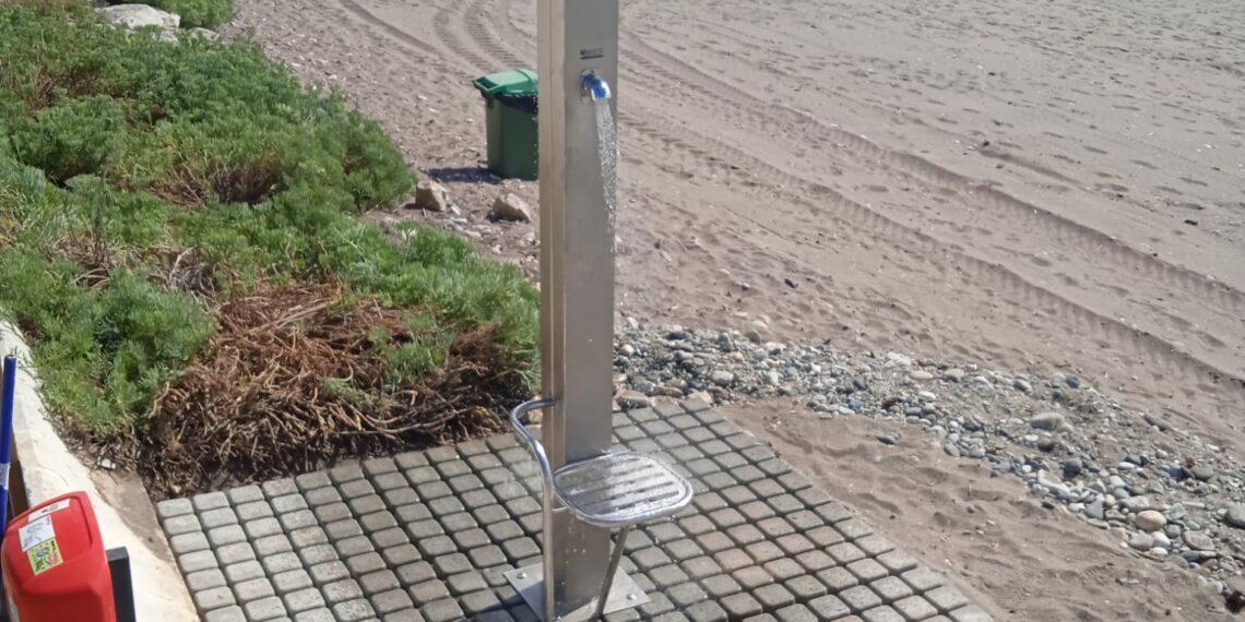 Una nueva ducha para la playa de perros de Casares