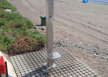 Una nueva ducha para la playa de perros de Casares