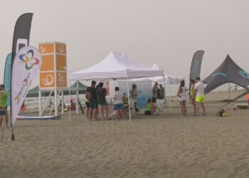 El Manilva SUP Festival atrae a numerosas personas a la playa de Sabinillas