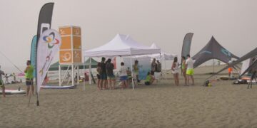 El Manilva SUP Festival atrae a numerosas personas a la playa de Sabinillas