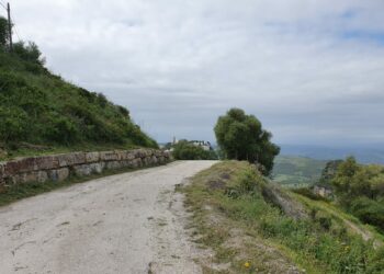 Corte del tráfico en el Camino de la Arquita en Casares