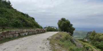 Corte del tráfico en el Camino de la Arquita en Casares