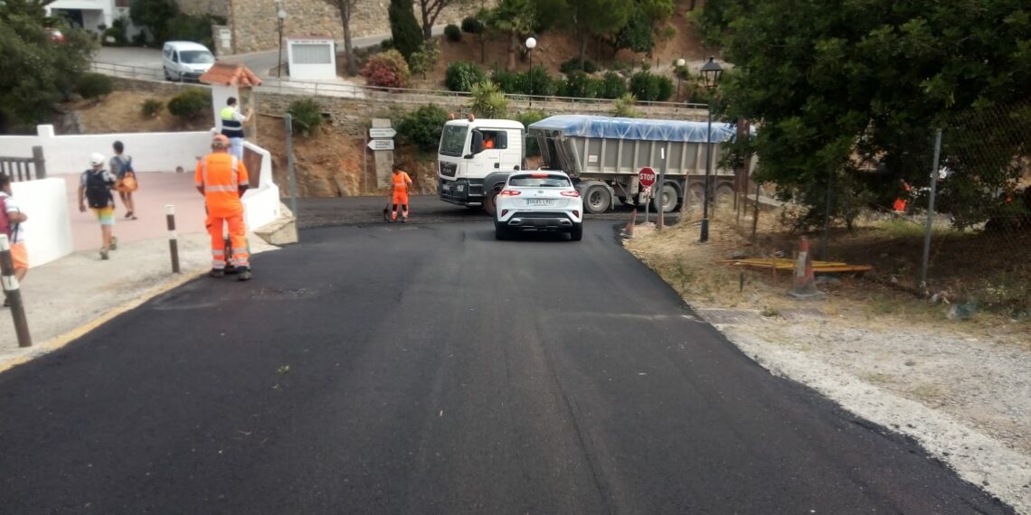 Finaliza el asfaltado en las obras de mejora de la entrada al CEIP Blas Infante de Casares
