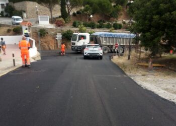 Finaliza el asfaltado en las obras de mejora de la entrada al CEIP Blas Infante de Casares
