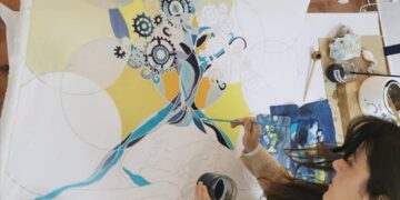 La artista Rocío Tovar regala al Ayuntamiento de Manilva una obra propia