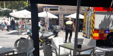 Un conductor atropella a varias personas en una terraza de Marbella