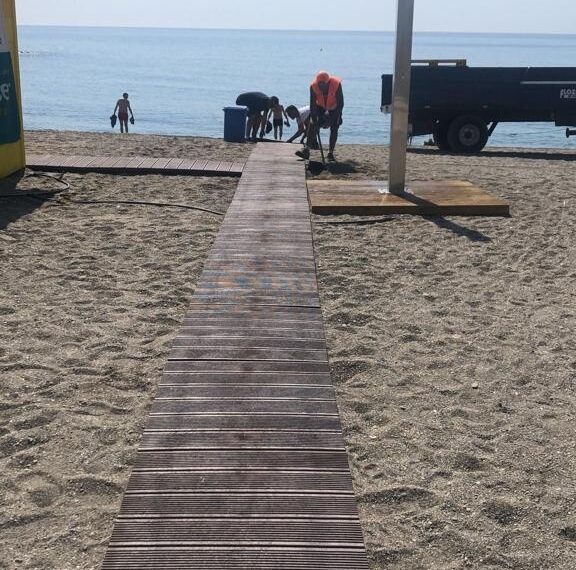 Manilva adecenta la playa de las Gaviotas