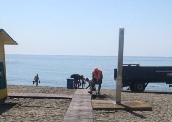 Manilva adecenta la playa de las Gaviotas