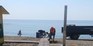 Manilva adecenta la playa de las Gaviotas