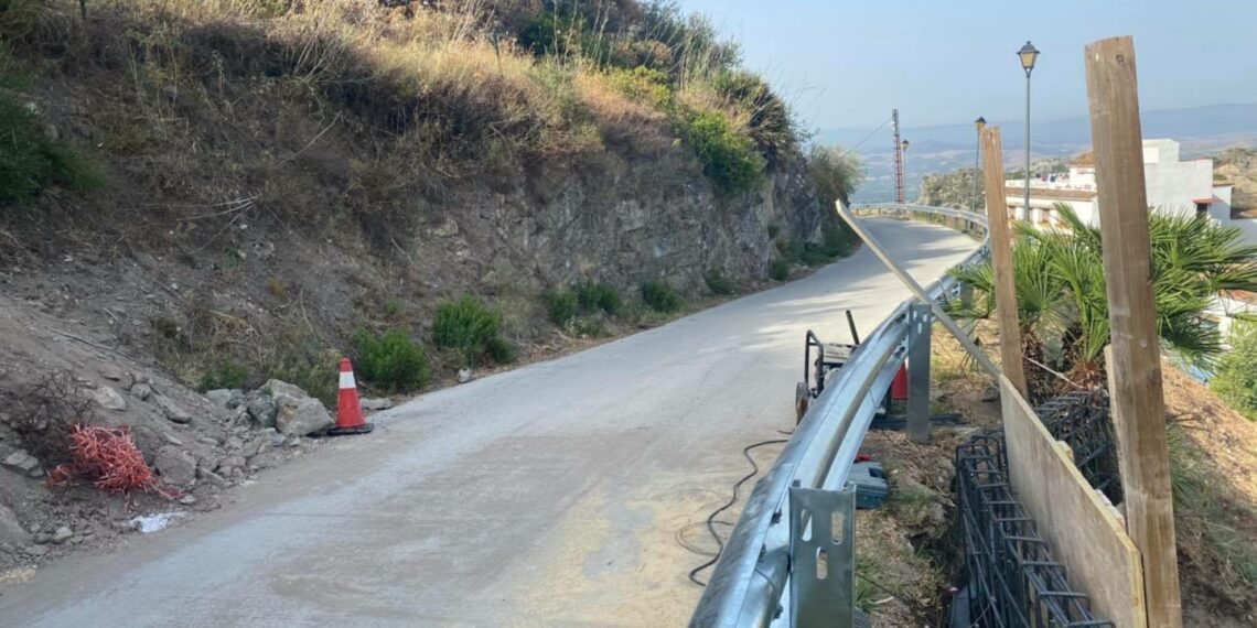 Continúan las mejoras en la Fuente de la Arquita de Casares