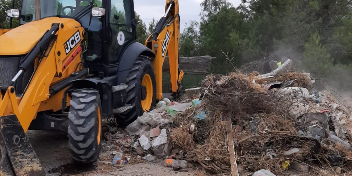 Traabajos de retirada de escombros y basura aparecidos en diferentes puntos de Manilva