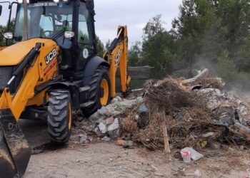 Traabajos de retirada de escombros y basura aparecidos en diferentes puntos de Manilva