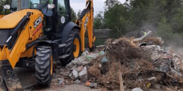 Traabajos de retirada de escombros y basura aparecidos en diferentes puntos de Manilva