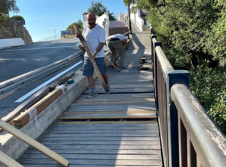Trabajos de mantenimiento en la pasarela del Puerto de la Cruz en Casares