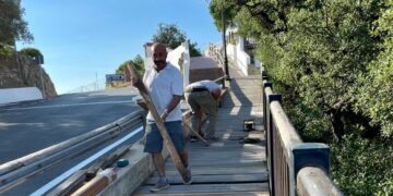 Trabajos de mantenimiento en la pasarela del Puerto de la Cruz en Casares