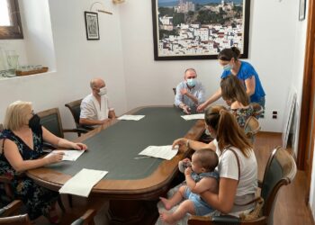 Los programas de empleo de Casares permiten contratar siete operarias de limpieza