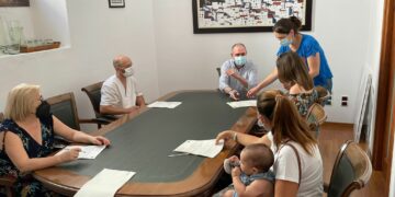 Los programas de empleo de Casares permiten contratar siete operarias de limpieza