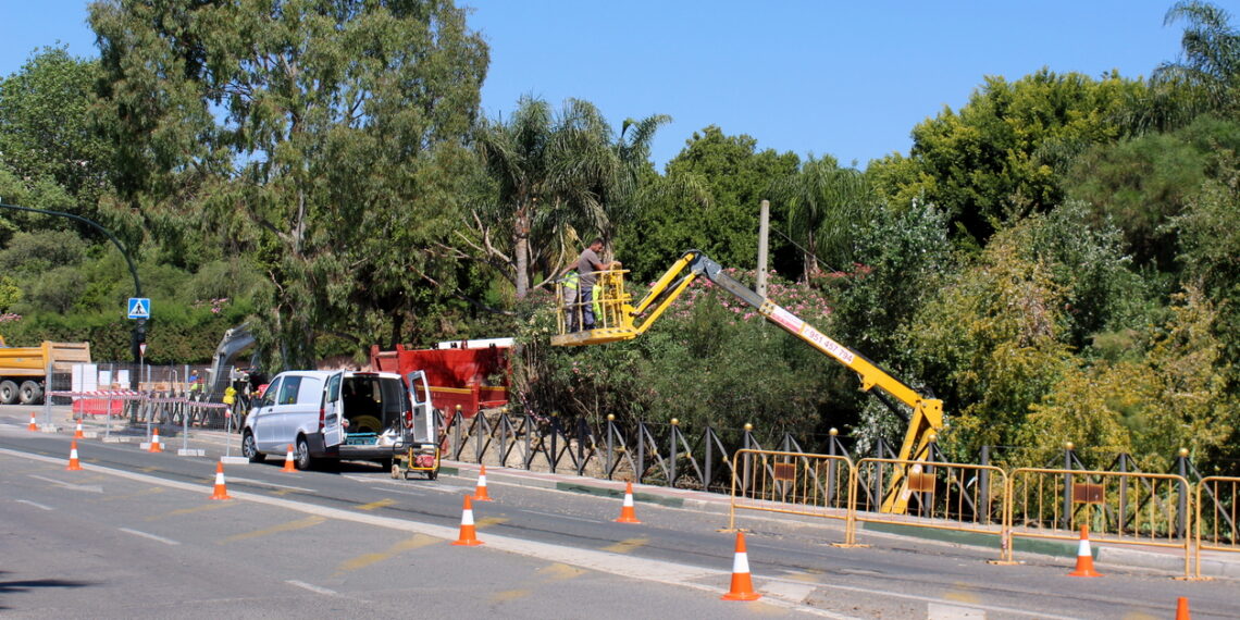 Comienzan en Estepona las obras de ampliación de las pasarelas del puente de La Cala