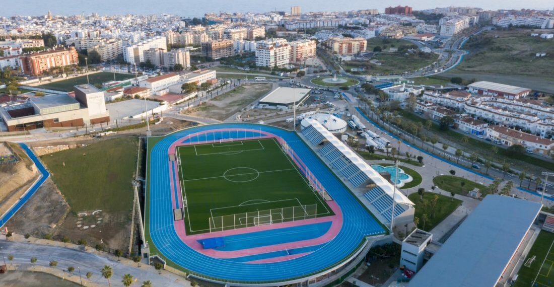 Herido grave el conserje del Estadio de Atletismo de Estepona tras derrumbarse unas escaleras