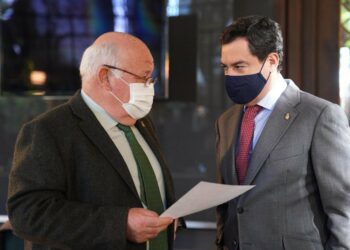 Moreno anuncia que Andalucía baja el ritmo de vacunación tras recibir un 43% menos de dosis