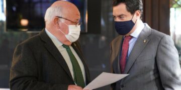 Moreno anuncia que Andalucía baja el ritmo de vacunación tras recibir un 43% menos de dosis