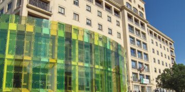 Médicos denuncian que el aumento del Covid en Málaga obliga ya a cerrar quirófanos y plantas