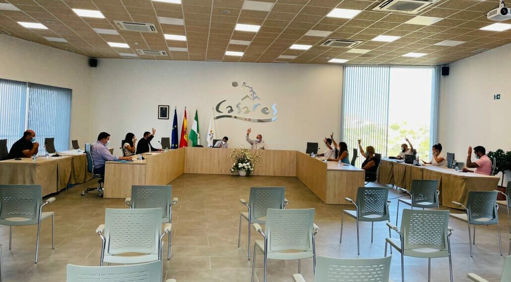 Casares aprueba regular la implantación de fotovoltaicas y aerogeneradores en el municipio