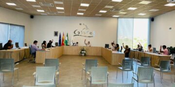 Casares aprueba regular la implantación de fotovoltaicas y aerogeneradores en el municipio