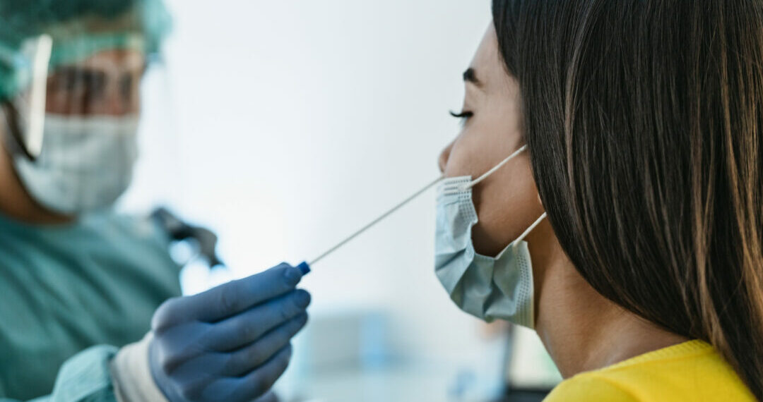 Andalucía vuelve a superar los 5.000 casos de Covid diarios