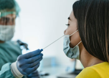 Andalucía vuelve a superar los 5.000 casos de Covid diarios