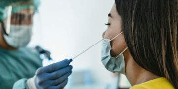 Andalucía vuelve a superar los 5.000 casos de Covid diarios