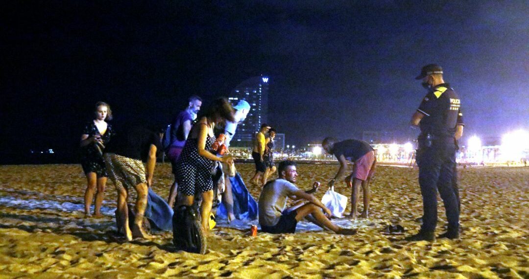 Un botellón en Benalmadéna acaba con un joven detenido y dos policías heridos