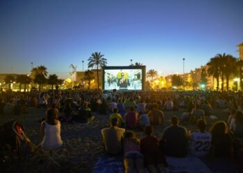 Unidas Podemos reivindica el regreso a las playas de Marbella de “Cine bajo las estrellas”
