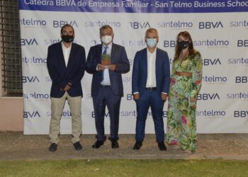 La familia casareña de Román Windows&Doors, premiados por San Telmo Business School