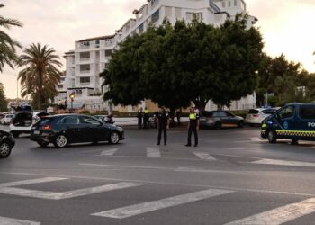 La Policía Local desaloja el Puerto Deportivo de Marbella por el incumplimiento del toque de queda