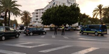 La Policía Local desaloja el Puerto Deportivo de Marbella por el incumplimiento del toque de queda