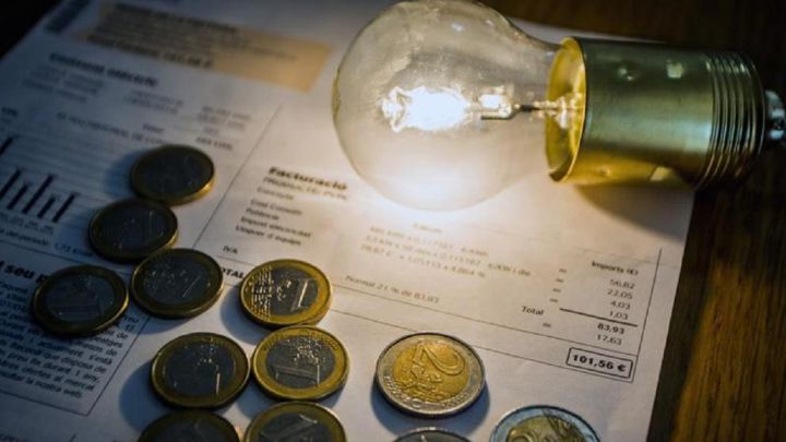 El precio de la luz se dispara este jueves un 34,4% y toca su tercer máximo histórico