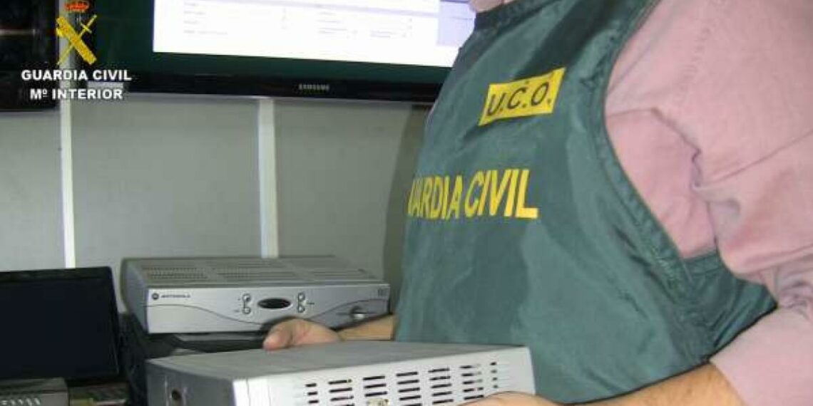 Detenido un joven de Málaga que vendía decodificadores pirata para ver tele de pago gratis