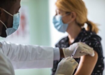 Andalucía abre este jueves la autocita para vacunarse a nacidos en 1988 y 1989