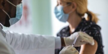 Andalucía abre este jueves la autocita para vacunarse a nacidos en 1988 y 1989