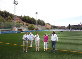 Marbella ultima la sustitución del césped artificial del campo de fútbol 1 de Arroyo Primero